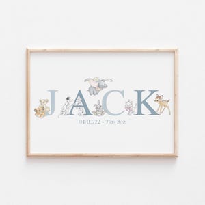 K&ouml;nnte beinhalten: Gerahmter Druck mit dem Namen "JACK" in blauen Buchstaben, verziert mit Illustrationen von Disney-Charakteren. Der Druck enth&auml;lt das Datum "01/02/22" und das Gewicht "7lbs 3oz". Der Rahmen ist hellholzfarben.