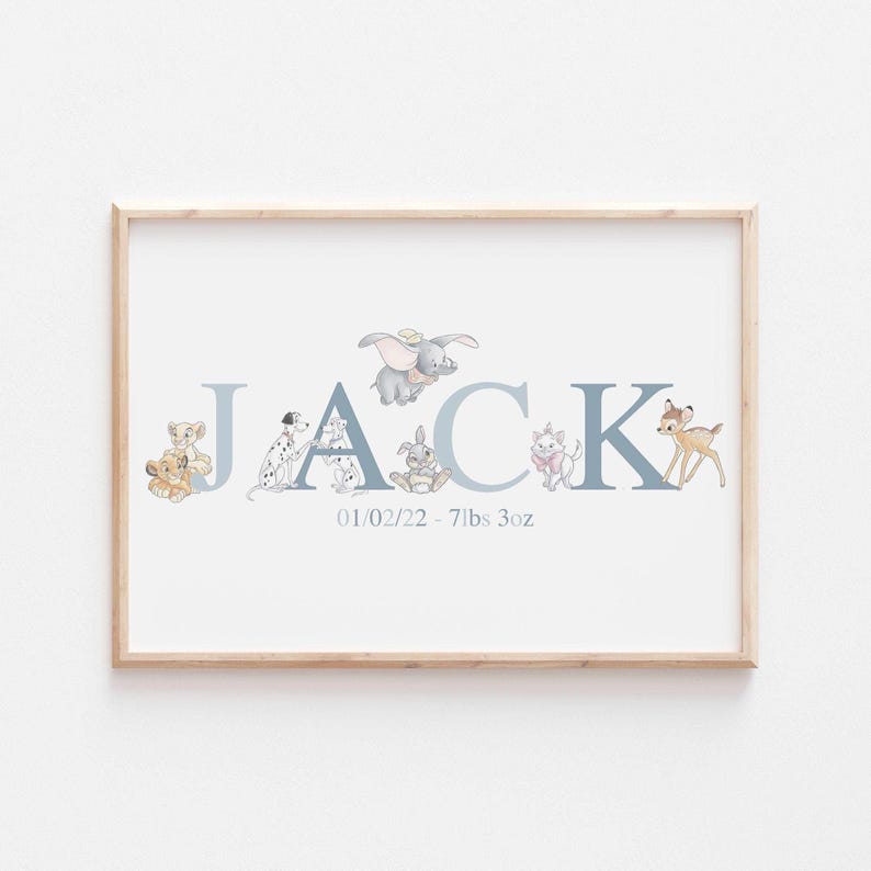 K&ouml;nnte beinhalten: Gerahmter Druck mit dem Namen "JACK" in blauen Buchstaben, verziert mit Illustrationen von Disney-Charakteren. Der Druck enth&auml;lt das Datum "01/02/22" und das Gewicht "7lbs 3oz". Der Rahmen ist hellholzfarben.