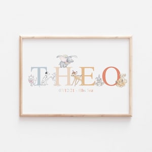 K&ouml;nnte beinhalten: Ein gerahmter Druck mit dem Namen "THEO" in Pastellfarben, verziert mit Disney-Figuren. Der Druck enth&auml;lt das Datum 07.12.21 und das Gewicht 3,6 kg. Der Rahmen ist hellholzfarben.