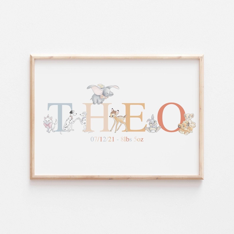 K&ouml;nnte beinhalten: Ein gerahmter Druck mit dem Namen "THEO" in Pastellfarben, verziert mit Disney-Figuren. Der Druck enth&auml;lt das Datum 07.12.21 und das Gewicht 3,6 kg. Der Rahmen ist hellholzfarben.