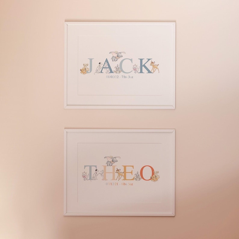 K&ouml;nnte beinhalten: Zwei gerahmte Drucke mit Namen und Daten. Der obere Druckbuchstabiert "JACK" in blauen Buchstaben, mit Tierillustrationen. Der untere Druckbuchstabiert "THEO" in blauen und orangefarbenen Buchstaben, ebenfalls mit Tierillustrationen. Beide Drucke sind in wei&szlig;en Rahmen.