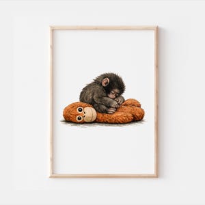 Può includere: Una stampa incorniciata con un cucciolo di scimmia addormentato su un peluche di orangutan. La scimmia ha la pelliccia scura ed è rannicchiata, mentre il giocattolo è arancione con una faccia amichevole. L'opera d'arte è ambientata su uno sfondo bianco.