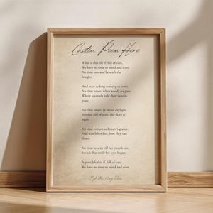 Puede incluir: Una impresión enmarcada con el texto Custom Poem Here en la parte superior, seguido del poema Leisure de William Henry Davies. El texto está impreso en negro sobre un fondo de papel beige claro texturizado, dentro de un marco de madera clara.
