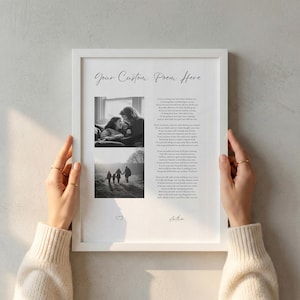 Op de afbeelding: Een wit ingelijst kunstwerk aan de muur met de tekst Your Custom Poem Here, twee zwart-witfoto's van mensen, een gedrukt gedicht, een klein hartpictogram en het woord Author. Het ontwerp wordt gepresenteerd op een witte achtergrond in de lijst.