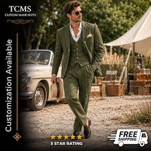 Op de afbeelding: Een driedelig olijfgroen pak bestaande uit een blazer, een vest met knopen en een bijpassende broek. Het pak wordt gedragen met een wit overhemd met kraag, een beige strooien hoed en bruine leren loafers. Tekst TCMS CUSTOM MADE SUITS.