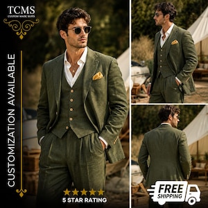 Op de afbeelding: Een driedelig olijfgroen pak bestaande uit een blazer, een vest met knopen en een pantalon. De outfit is gecombineerd met een wit overhemd, een geel pochet en een donkere zonnebril. De tekst op de afbeelding luidt TCMS CUSTOM MADE SUITS.