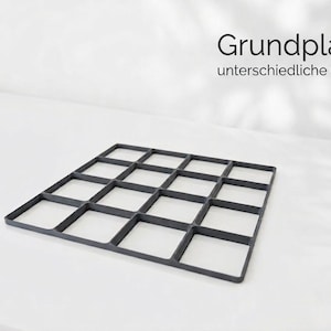 Könnte beinhalten: Eine weiße Keramik-Tasse mit schwarzem Henkel und dem Text "But First, Coffee" in handschriftlichem Stil. Die Tasse steht auf einer weißen Oberfläche. Die Tasse ist etwa 10 cm hoch.