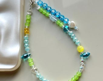 Colgante para teléfono con cuentas azul brillante y verde lima / Nombre personalizado
