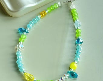 Colgante personalizado para teléfono con cuentas / Correa azul y verde lima hecha a mano, regalo con nombre personalizado para ella