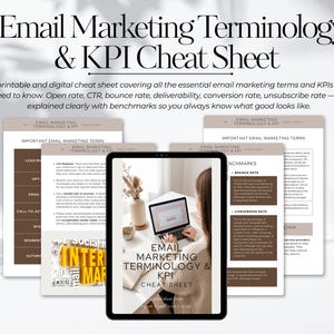 Könnte beinhalten: Ein digitales und druckbares Spickzettel-Dokument für E-Mail-Marketing-Terminologie und KPIs auf einem Tablet-Bildschirm, umgeben von mehreren Dokumentenseiten mit braun-weißen Layouts, Textdefinitionen und Benchmark-Daten für E-Mail-Metriken.
