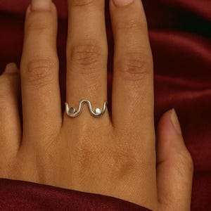 Bague vague argentée minimaliste, bague empilable ondulée, bague délicate tourbillon océanique, bague géométrique moderne pour tous les jours, joli bijou à offrir à elle