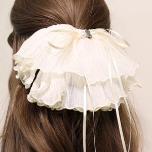 Grote ivoren organza strik haarspeldje, haarspeldje parelkristal