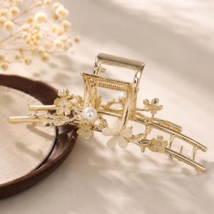 Elegant Daisy Hair Claw – Gold Floral Hair Clip, Bridal / Spring Aesthetic White Daisy Large Flower Hair Claw Clip | Gold Metal Hair  main image 4