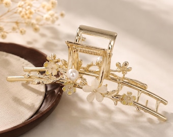 Fermaglio per capelli francese con fiori, fermaglio per capelli con fiori dorati, fermaglio per capelli con perle, elegante fermaglio a torsione francese, accessorio per capelli da donna per invitate a un matrimonio.