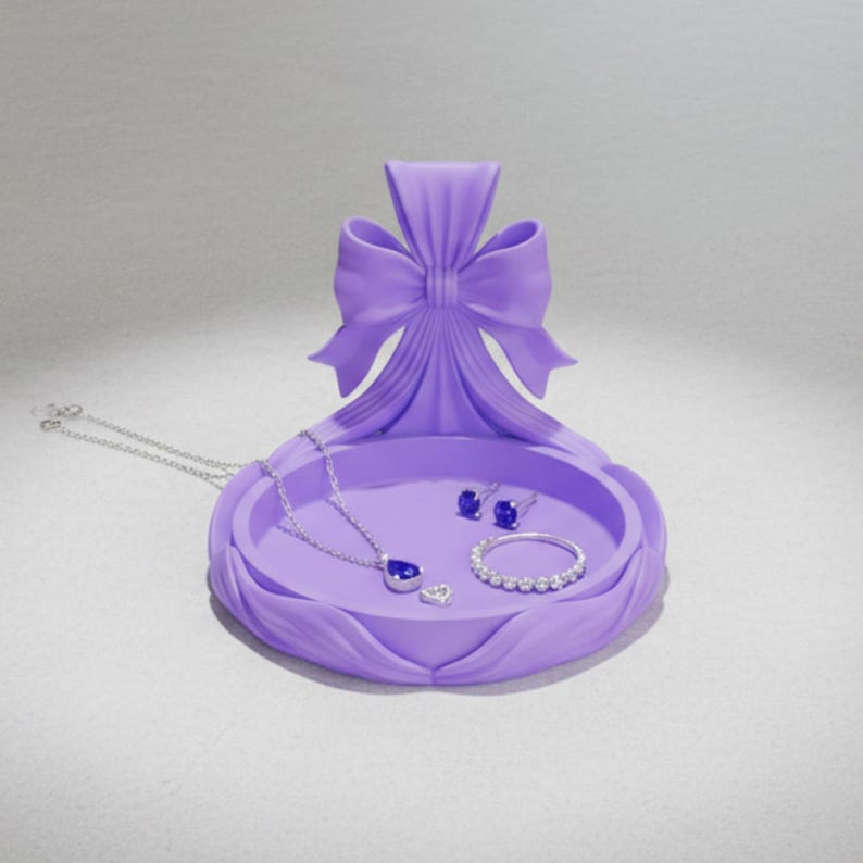Pu&ograve; includere: Un set di tre tazze in ceramica con finitura opaca e macchiettata. Le tazze sono nei toni del crema, grigio chiaro e grigio scuro. Ogni tazza ha un design semplice e minimalista e un manico arrotondato.