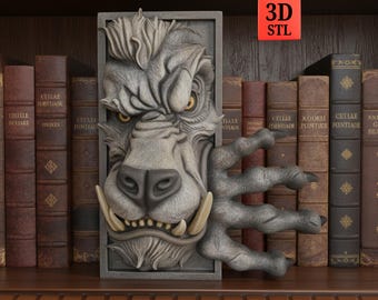 Puede incluir: Una pieza de arte mural gris impresa en 3D que presenta una cabeza de lobo detallada con grandes colmillos y una mano con garras. La obra de arte se encuentra sobre un fondo de libros antiguos en una estantería de madera. El texto "3D STL" es visible.