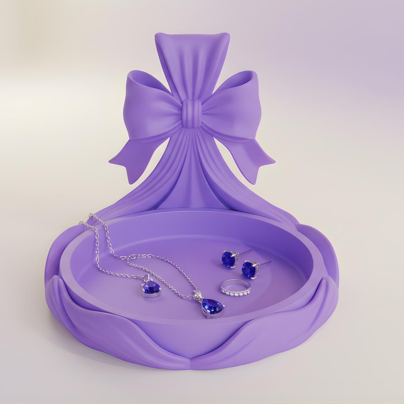 Pu&ograve; includere: Una tazza di ceramica bianca con manico nero e la scritta "But First, Coffee" in grassetto nero. La tazza &egrave; appoggiata su una superficie di legno. La tazza &egrave; alta circa 10 cm.