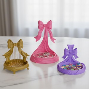 Pu&ograve; includere: Un set di tre tazze in ceramica con finitura maculata e opaca. Le tazze sono nei toni del crema, grigio chiaro e grigio scuro. Ogni tazza ha un design semplice e minimalista, perfetto per caff&egrave; o t&egrave;.