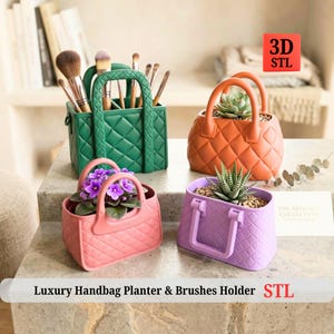Op de afbeelding: Vier handtassen-vormige plantenbakken in groen, oranje, roze en paars, elk met een gewatteerd ontwerp. De groene handtas bevat make-up borstels. De andere handtassen bevatten planten. De tekst "Luxury Handbag Planter & Brushes Holder STL" staat onderaan.