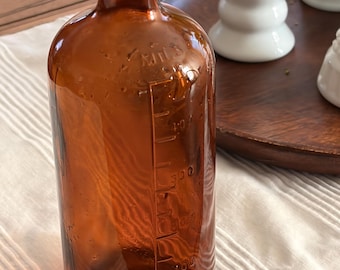 Antyczna butelka apteczna z bursztynowego szkła z wytłoczonymi oznaczeniami miary, 500 ml