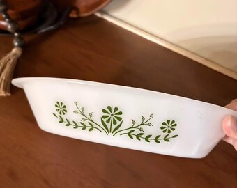 Cacerola de vidrio opalino dividida Glasbake "loca margarita" de estilo vintage, color verde.