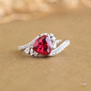Anillo de moissanita talla trillón, 1,60 ct, con detalles en forma de pera y marquesa, elegante joya nupcial.