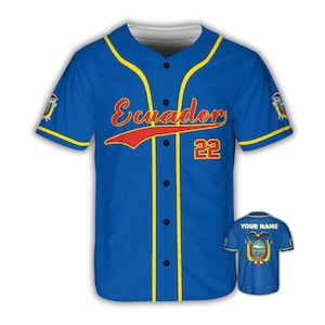 Peut inclure: Un maillot de baseball bleu avec des bordures jaunes et le mot "Ecuador" en script rouge. Le numéro "22" est en dessous du script. Le maillot a le drapeau de l'Équateur sur les manches et un plus petit maillot avec "Your Name" au dos.