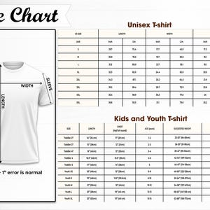 Pu&ograve; includere: Tabella delle taglie per t-shirt unisex, bambini e ragazzi, con misure in pollici e centimetri. La tabella include dimensioni di lunghezza, larghezza e maniche, con altezze e pesi suggeriti.