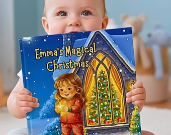 Puede incluir: Un bebé sostiene un libro infantil titulado "Emma's Magical Christmas". La portada del libro presenta una ilustración de dibujos animados de una niña en pijama sosteniendo una estrella, con un árbol de Navidad dentro de una casa. El fondo es una escena nocturna nevada.