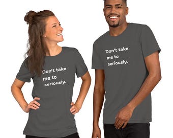 Maglietta sarcastica in morbido cotone in regalo / Maglietta con citazione divertente "Non prendermi troppo sul serio" / Abbigliamento umoristico per uomo e donna / Maglietta grafica casual