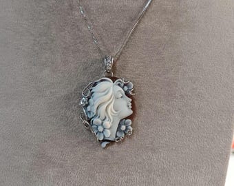 Prächtige Halskette mit moderner Kamee des Meistergraveurs von Torre del Greco, gefasst in rhodiniertem 925er Silber.