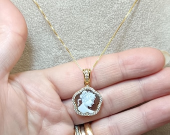 Espléndido collar con camafeo moderno del maestro grabador de Torre del Greco, con flores y engaste de plata bañada en oro de 925.