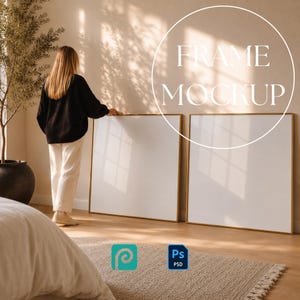 Set van 2 vierkante fotolijst mockups, muurdecoratie mockup, twee gouden fotolijst mockups met persoon, glasreflectie, dubbele poster mockup, smart object PSD