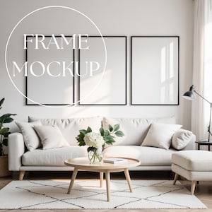 Peut inclure: Intérieur de salon moderne avec trois cadres noirs contenant des impressions d'art vierges au-dessus d'un canapé crème. Le texte "FRAME MOCKUP" est dans un cercle au-dessus des cadres. Table basse en bois, pouf et tapis.