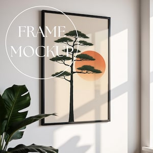 Op de afbeelding: Een ingelijste kunstprint met een zwart frame, met een gestileerd boom silhouet tegen een warme oranje zon. Het kunstwerk hangt aan een witte muur. De woorden "FRAME MOCKUP" staan in een witte cirkel.