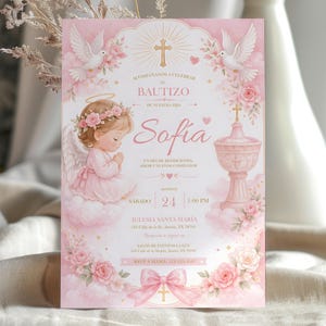 Può includere: Un invito di battesimo rosa con un'illustrazione di un angelo, colombe e dettagli floreali. L'invito include il nome "Sofia" e i dettagli dell'evento. Il design è morbido e femminile, con una croce e fiocchi.