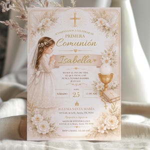 Könnte beinhalten: Eine Einladungskarte zur Erstkommunion in Beige-Tönen. Das Design zeigt eine Illustration eines Mädchens in weißem Kleid, ein Kreuz, Tauben und florale Elemente. Der Text enthält den Namen "Isabella" und die Veranstaltungsdetails.