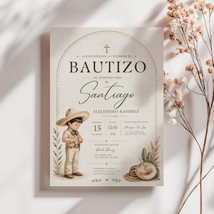 Op de afbeelding: Doopuitnodiging met een aquarel illustratie van een jongen in traditionele kleding, een sombrero en de naam "Santiago". De uitnodiging bevat evenementdetails in het Spaans, met decoratieve elementen en bloemaccenten.
