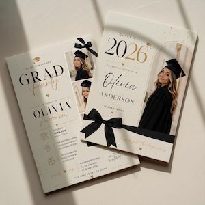 Op de afbeelding: Twee afstudeeraankondigingskaarten met een crèmekleurige achtergrond. De kaarten bevatten een foto van een afgestudeerde, de tekst "Class of 2026" en de naam van de afgestudeerde. Zwarte strikken sieren de kaarten. De tekst "Grad Party" is ook zichtbaar.