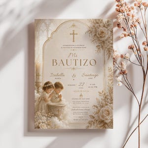 Puede incluir: Una invitación de bautizo con un diseño vintage. La invitación presenta las palabras "Mi Bautizo" e incluye los nombres Isabella y Santiago. El diseño incorpora elementos florales, una cruz y una imagen de dos niños. También se incluye la fecha y la hora.