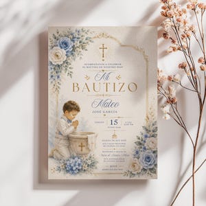 以下が含まれることがあります： 青とクリーム色の花の装飾が施された洗礼の招待状。「Mi Bautizo」の文字と「Mateo」の名前が記載されています。洗礼を受けている子供の水彩画イラストが含まれています。日付は2026年6月15日です。