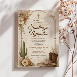 Op de afbeelding: Doopuitnodiging met Spaanse tekst, met een kruis en de naam "Santiago Alejandro". Het ontwerp bevat een cactus, bloemen, cowboylaarzen en een hoed op een beige achtergrond. De datum en tijd zijn ook inbegrepen.