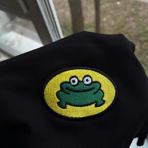 Grodmärke Broderad Hoodie – Tecknad – Svart Oversized Hoodie