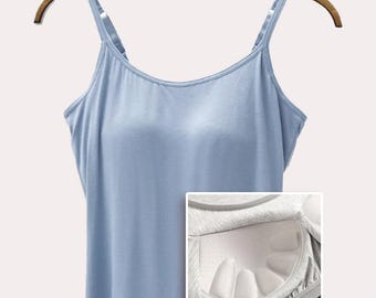 Full-size verstelbare modal cami met verstelbare band en ingebouwde bh