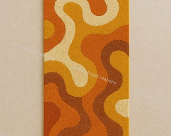 Può includere: Un tappeto rettangolare dal design retrò. Il tappeto presenta un motivo di forme organiche fluide in tonalità arancioni, gialle e marroni. Il design del tappeto ricorda l'estetica degli anni '70. Il tappeto è realizzato in un materiale morbido e strutturato.