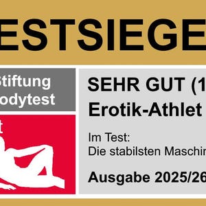 Könnte beinhalten: Ein goldener und schwarzer Aufkleber mit dem Wort "TESTSIEGER" oben. Der Aufkleber hat einen grauen und roten Bereich mit dem Text "Stiftung Bodytest" und einer weißen Silhouette. Die rechte Seite hat den Text "SEHR GUT (1,0) Erotik-Athlet".