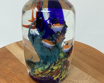 Colonna in vetro artistico, acquario con pesci, fermacarte in vetro pesante, scultura artistica