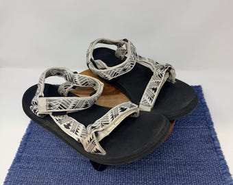 Sandalias Teva Original Universal color tostado con estampado azteca, puntera abierta y cierre de velcro, talla 9