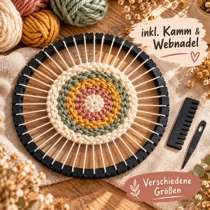 Könnte beinhalten: Ein runder schwarzer Webrahmen mit weißen Kettfäden und einem mittig gewebten runden Textil mit konzentrischen Ringen aus cremefarbenem, salbeigrünem und senfgelbem Garn. Enthält einen schwarzen Kunststoffkamm und eine schwarze Webnadel.