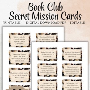 Może przedstawiać: Drukowany zestaw "Karty Tajnych Misji Klubu Książki" z 96 wstępnie wypełnionymi kartami i edytowalnym szablonem Canva. Karty zawierają różne podpowiedzi do aktywności w klubie książki, z tekstami takimi jak "Obróć się w powolnym kręgu" i "Przełóż trzy książki."